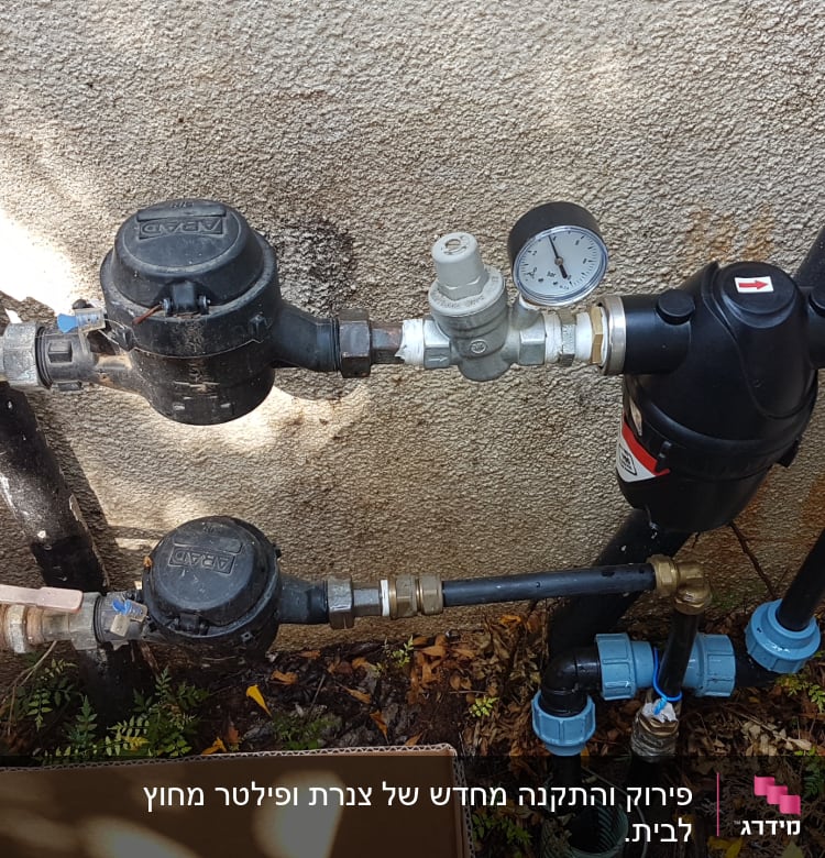 צינורות מים עם מד לחץ ושסתומים